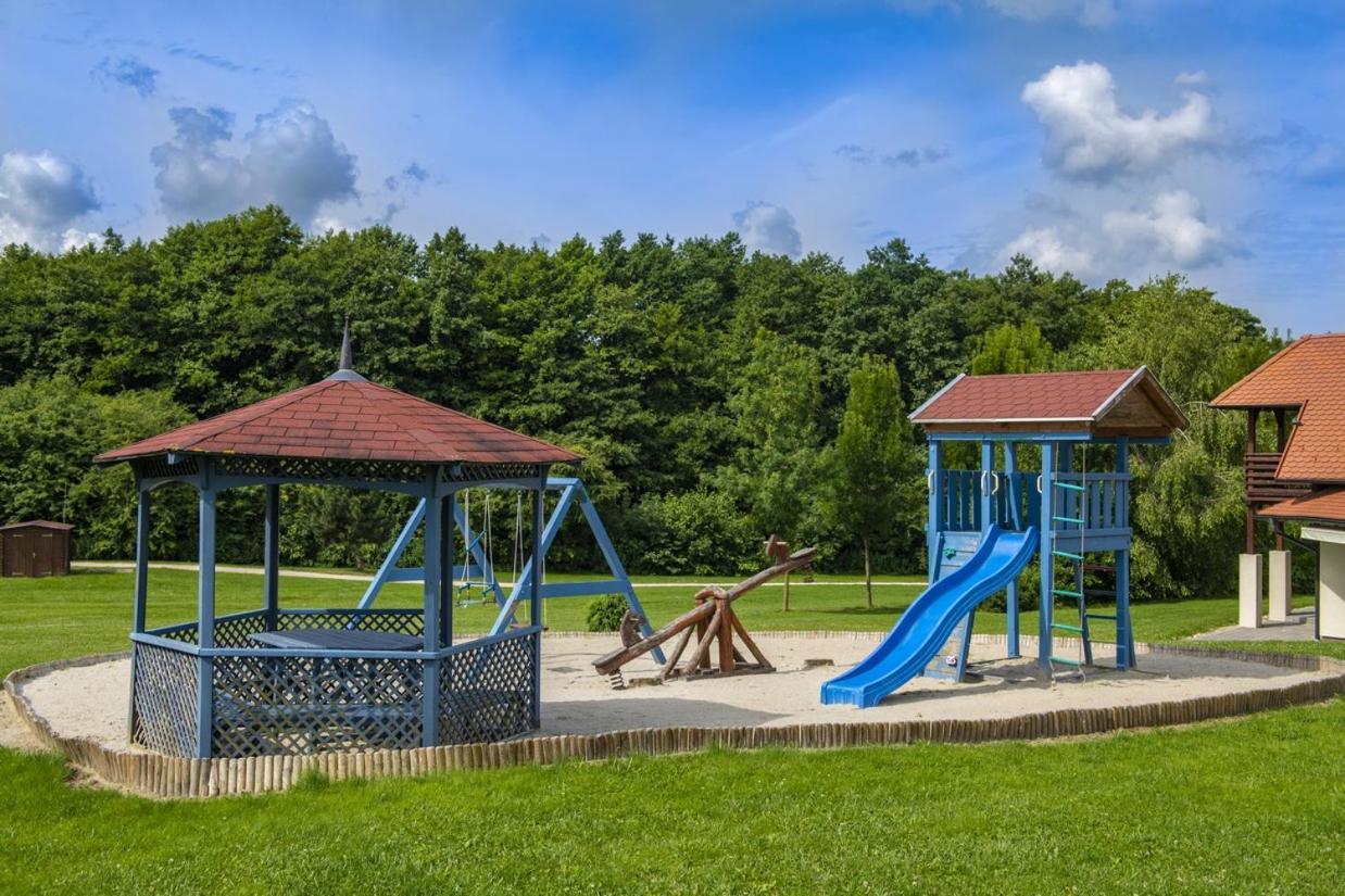 Hotel Forest Hills Zirc Dış mekan fotoğraf