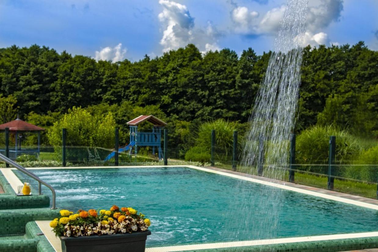 Hotel Forest Hills Zirc Dış mekan fotoğraf