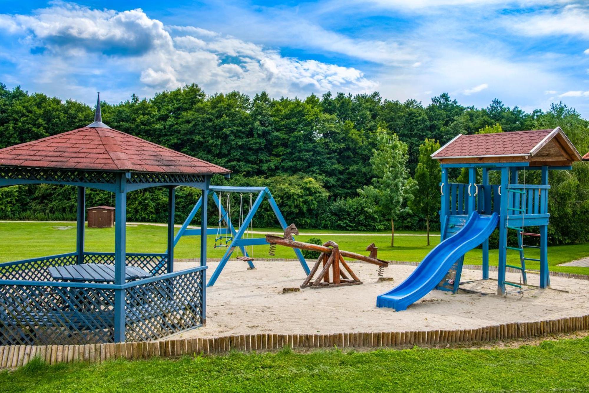 Hotel Forest Hills Zirc Dış mekan fotoğraf
